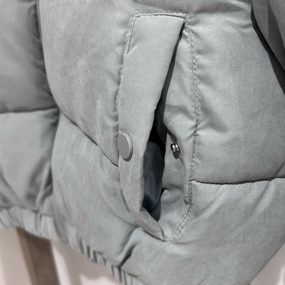 PrettyLittleThing Grey Cropped Peach Skin Bubble Puffer Jacket Women Size 4 NWT - Picture 4 of 8